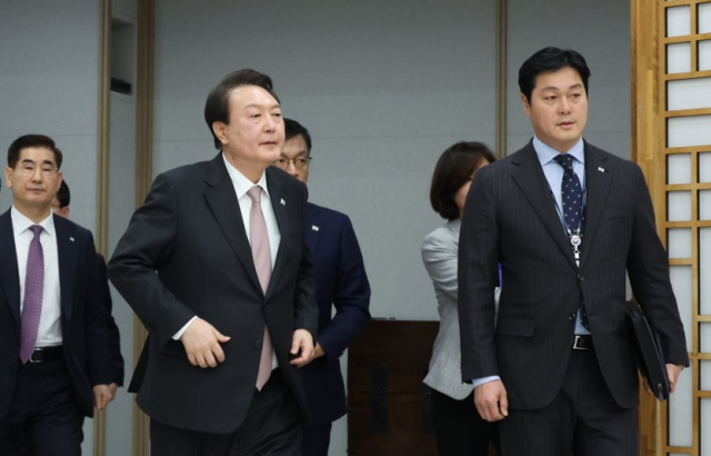 2023년 3월 30일 서울 용산 대통령실 청사에서 열린 조태용 신임 국가안보실장 임명장 수여식에 김승희 의전비서관오른쪽이 윤석열 대통령을 보좌하며 행사장으로 입장하고 있다 사진연합뉴스