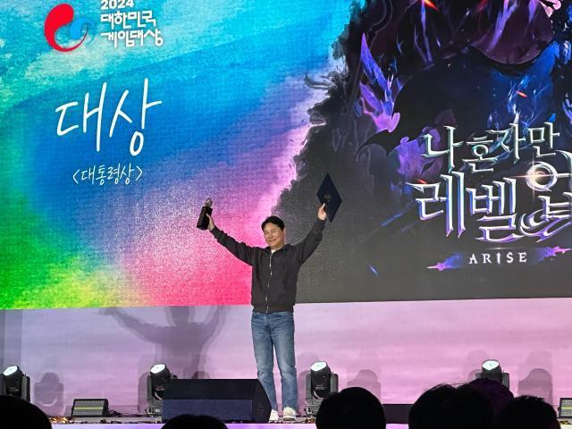 지난해 게임대상에서 권영식 넷마블 각자대표 겸 넷마블네오 대표가 대상을 받고 기뻐하고 있는 모습 사진박진영 기자