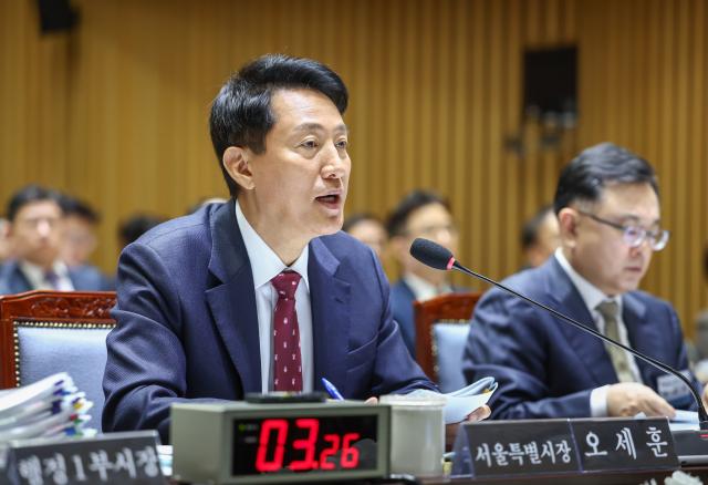 오세훈 서울시장이 20일 서울시청에서 열린 서울시에 대한 국회 국토교통위원회 국정감사에서 위원들의 질의에 답하고 있다 사진연합뉴스