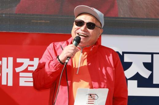 김흥국, 정치 접고 본업 복귀 무대서 웃고 노래할 때 가장 행복