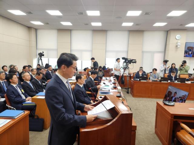 이억원 금융위원회 위원장이 20일 서울 영등포구 국회 정무위원회에서 열린 국정감사에서 발언하고 있다 사진방예준기자