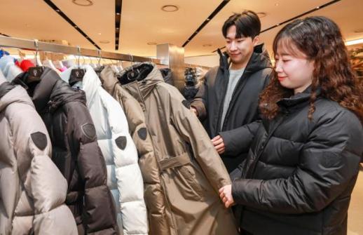 기온 뚝…이른 추위에 백화점, 겨울 패션 대전 막올랐다