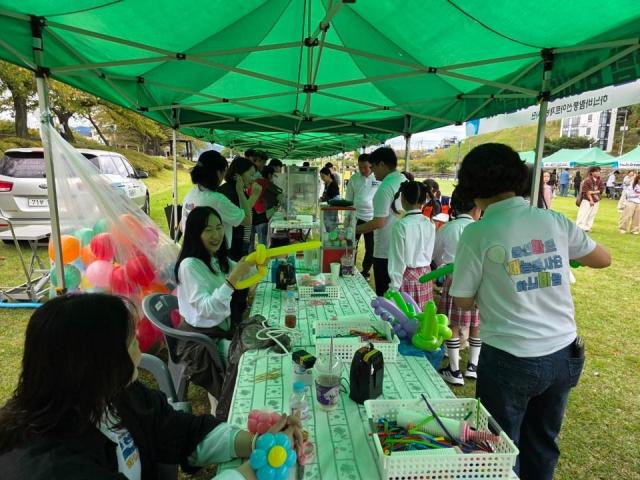 광양제철소 하늬바람 풍선아트 재능봉사단이 제18회 푸른성장청소년대축제에서 어린이들과 함께 풍선아트를 만들고 있다 사진광양제철소