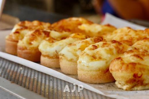 Koreas winter street snacks evolve from local comforts to global favorites