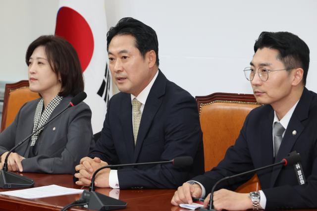 장동혁 국민의힘 대표가 20일 서울 여의도 국회에서 더불어민주당의 사법개혁안과 언론개혁안에 대한 입장을 밝히고 있다 사진연합뉴스