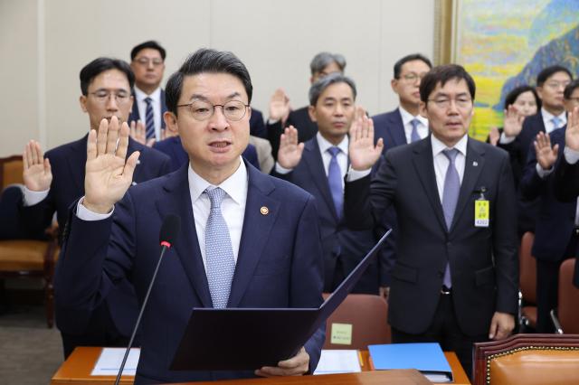 이억원 금융위원장을 비롯한 증인들이 20일 서울 여의도 국회 정무위원회 국정감사에서 선서하고 있다 사진연합뉴스