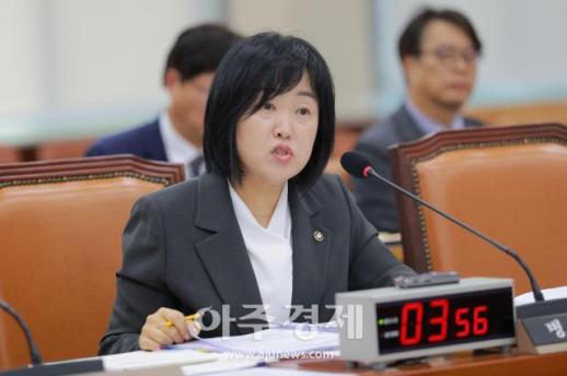 [포토] 답변하는 ​​​​​​​홍소영 병무청장