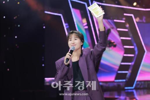 [포토] 해맑게 인사하는 더트롯쇼 MC 김희재