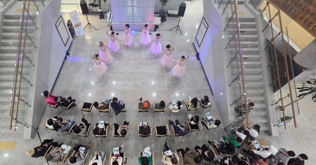 음악과 함께하는 삼성현인문학콘서트에서 경산시민발레단이 공연을 하고 있다 사진경산시