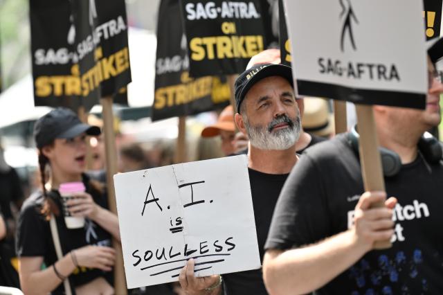 2023년 SAG-AFTRA 파업 참가자들이 AI 기술 활용 규칙 확립을 요구하고 있다 사진AP 연합뉴스