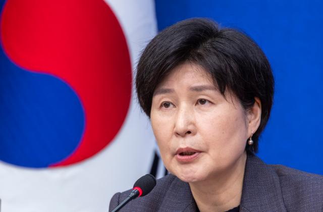 더불어민주당 백혜련 사법개혁특별위원회 위원장이 20일 서울 여의도 국회에서 열린 사법개혁특별위원회 사법개혁안 발표에 참석해 개혁안의 구체적 내용을 밝히고 있다사진연합뉴스