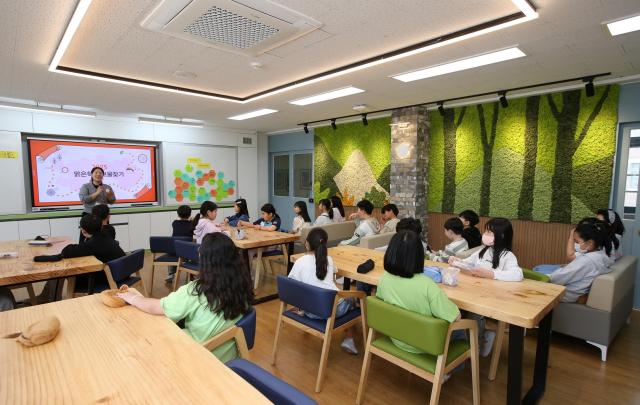 광주 금당초등학교 학생들이 맑은학교 만들기를 통해 미세먼지 저감시설이 설치된 교실에서 환경 교육을 받고 있는 모습이다 사진한화그룹