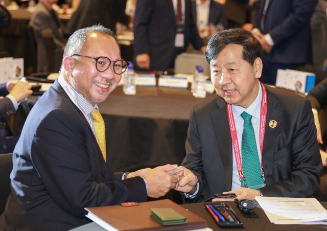 구윤철 부총리 겸 기획재정부 장관이 21일 인천 중구 인스파이어 리조트에서 열린 경제발전경험 공유사업KSP 성과공유 콘퍼런스 개회식에서 에두아르도 페드로사 APEC 사무국장과 인사를 나누고 있다