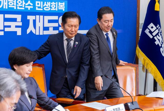 정청래 대표와 김병기 원내대표가 20일 서울 여의도 국회에서 열린 사법개혁특별위원회 사법개혁안 발표에 입장하고 있다