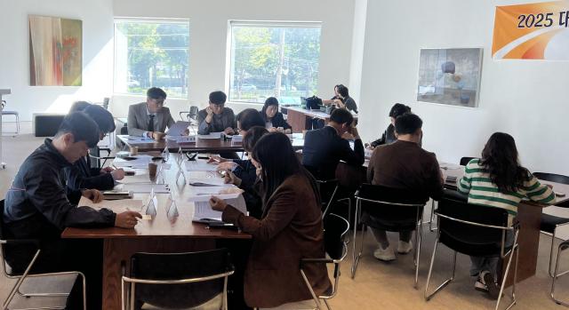 지역 복지기관과 대학 관계자가 참석한 가운데 대구보건대학교 L-라이프산업지원센터가 주관한 ‘통합 돌봄 협의체 2차 회의’가 진행되고 있다 사진대구보건대학교