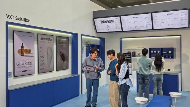 서울 코엑스에서 열린 KES 2025한국전자전 삼성전자관 교실 공간에서 관람객들이 갤럭시 Z 폴드7 · Z 플립7의 강력한 카메라 성능과 생성형 편집 기능을 활용한 갤럭시 AI 클래스에 참여하고 있다 사진삼성전자