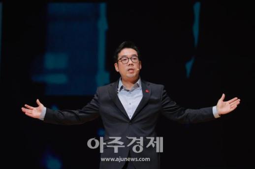 [포토] 글로벌-로컬 마켓 비전 발표하는 장승환 대표