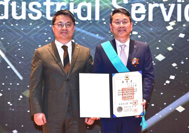 LG전자 조주완 대표오른쪽가 21일 서울 삼성동 코엑스에서 열린 제20회 전자·IT의 날 기념식에서 최고 영예인 금탑산업훈장을 받았다 사진LG전자