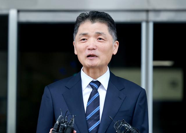 카카오 창업자 김범수 경영쇄신위원장이 21일 양천구 서울남부지방법원에서 열린 1심 선고공판에서 무죄가 선고된 뒤 법원을 떠나며 입장을 밝히고 있다사진연합뉴스