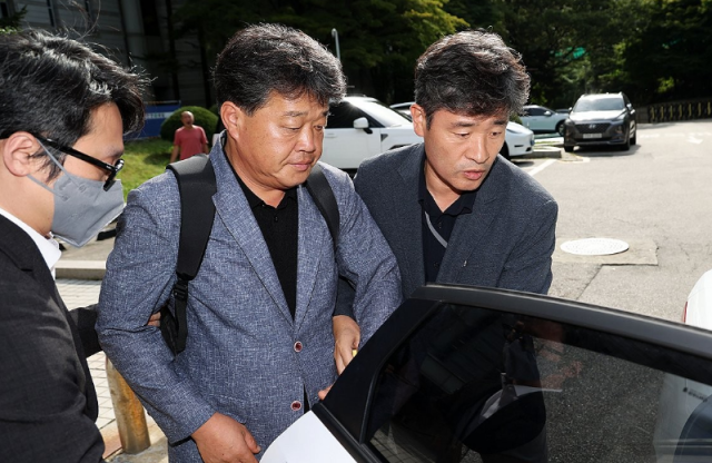 건진법사 전성배씨에게 국민의힘 공천을 청탁한 혐의를 받는 박창욱 경북도의원당시 후보자이 지난달 15일 서울중앙지법에서 구속 전 피의자 심문영장실질심사을 마치고 법원을 나서고 있다 사진연합뉴스