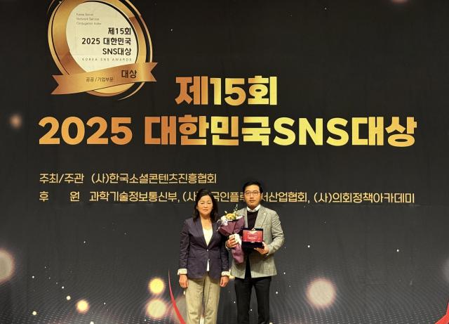 한화투자증권 커뮤니케이션팀 박경대 팀장오른쪽과 심사위원장 한양사이버대학교 이옥기 교수왼쪽가 기념촬영을 하고 있다 사진한화투자증권