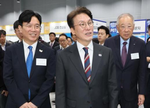 金총리 청년의 미래가 곧 韓 미래…일자리 창출에 매진할 것