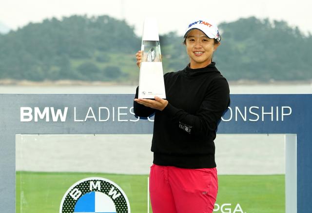 김세영이 19일 전남 해남군 파인비치 골프링크스에서 열린 LPGA 투어 BMW 레이디스 챔피언십에서 우승해 트로피를 들고 포즈를 취하고 있다 사진BMW 레이디스 챔피언십 대회 조직위원회