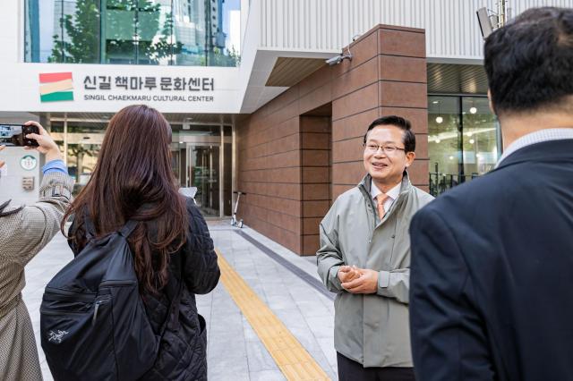 최호권 서울 영등포구청장이 20일 출입기자들에게 신길책마루문화센터를 소개하고 있다 사진영등포구청