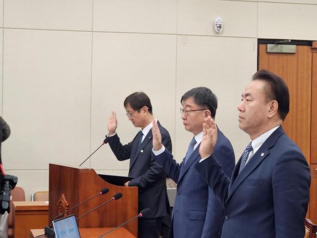 21일 서울 영등포구 국회 정무위원회에서 열린 국정감사에서 이찬진 금융감독원 원장왼쪽 이재연 서민금융진흥원 원장가운데 유재훈 예금보험공사 사장오른쪽이 선서하고 있다 사진방예준 기자