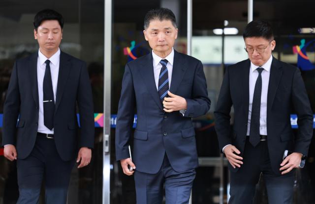 SM엔터테인먼트 시세 조종 공모 의혹을 받는 카카오 창업자 김범수 경영쇄신위원장이 21일 양천구 서울남부지방법원에서 열린 1심 선고공판을 마친 뒤 법원을 떠나고 있다 20251021 사진연합뉴스