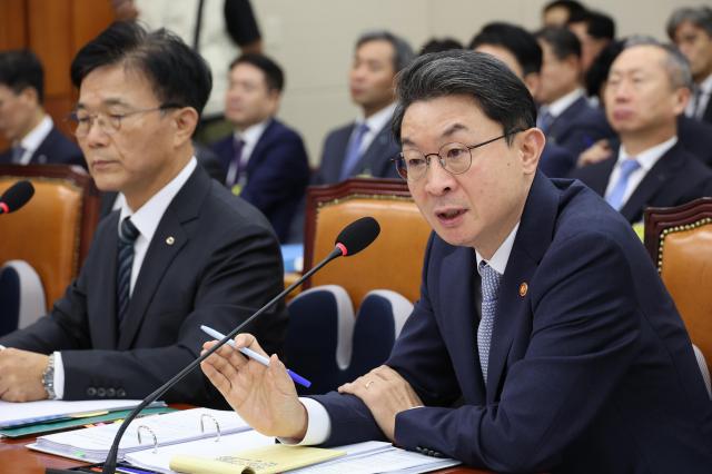 이억원 금융위원장이 20일 서울 여의도 국회 정무위원회에서 열린 금융위원회 등에 대한 국정감사에서 의원 질의에 답하고 있다 사진연합뉴스