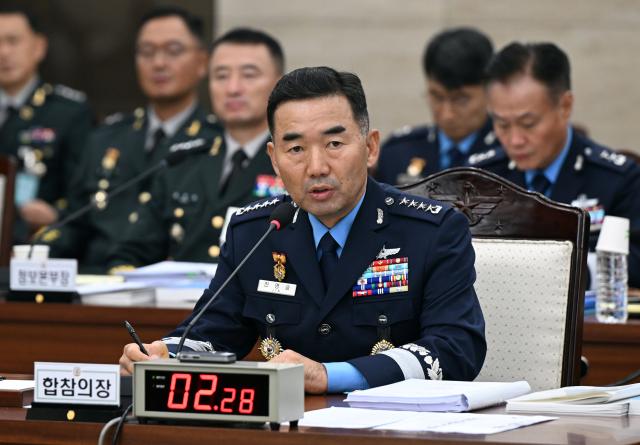 진영승 합동참모본부 의장이 지난 14일 서울 용산구 합동참모본부에서 열린 2025년 국정감사에서 의원들의 질의에 답변하고 있다 사진연합뉴스