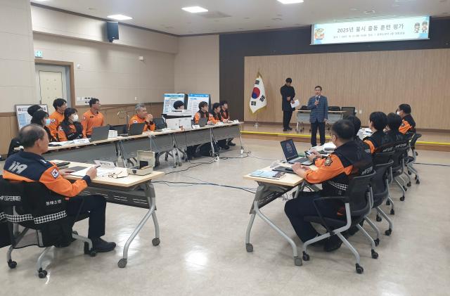 동해소방서가 21일 오전 본서 대회의실에서 긴급구조통제단 불시훈련 평가를 실시하고 있다 사진동해소방서