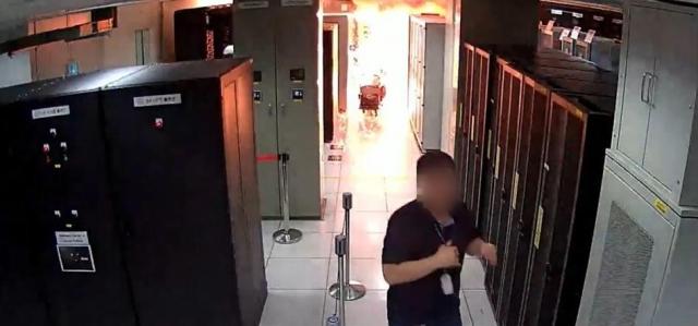 지난달 26일 국가정보자원관리원 전산실에서 발생한 화재 사고 당시 배터리팩에서 불꽃이 갑작스럽게 튄 후 연쇄 폭발이 일어난 것으로 확인됐다 사진은 더불어민주당 김성회 의원실에서 제공한 국정자원 전산실 화재 당시 CCTV 영상 캡처 사진더불어민주당 김성회 의원실 영상 캡처