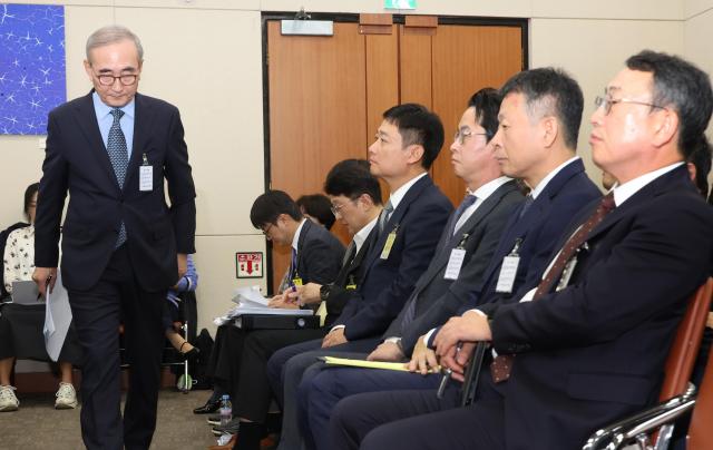 21일 국회 과학기술정보방송통신위원회에서 열린 정보통신기술ICT 분야 산하기관 국정감사에서 김영섭 KT 대표이사가 해킹사태 관련 질의에 답변 후 자리로 돌아가고 있다 왼쪽부터 김영섭 KT 대표이사 홍범식 LGU+ 대표이사 조좌진 롯데카드 대표이사 김광일 MBK 대표이사 유영상 SKT 대표이사사진연합뉴스