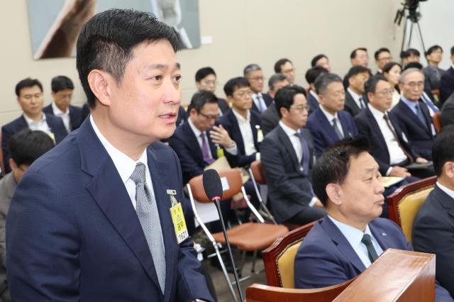 21일 국회 과학기술정보방송통신위원회에서 열린 정보통신기술ICT 분야 산하기관 국정감사에서 홍범식 LGU+ 대표이사가 해킹 사태와 관련한 위원 질의에 답하고 있다사진연합뉴스