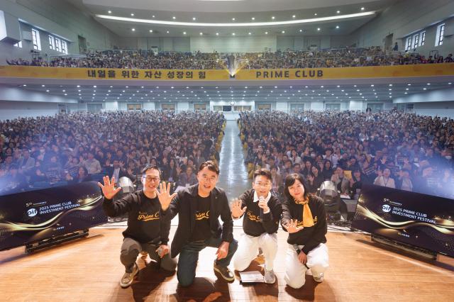 지난 18일 서울 이화여자대학교 대강당에서 개최한 ‘2025 KB증권 PRIME CLUB 투자 콘서트’에서 KB증권 이홍구 대표이사왼쪽 두번째 및 PRIME CLUB CP들이 행사에 참석한 고객들과 함께 기념촬영을 하고 있다 사진KB증권
