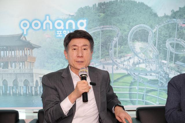 이강덕 포항시장이 21일 오전 10시 30분 시청 브리핑룸에서 기자 간담회를 열고 영국·아이슬란드 방문 성과를 설명하고 있다 사진포항시