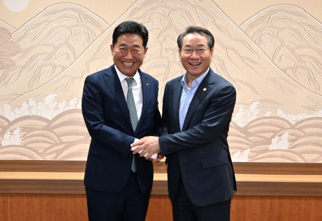 지난 7월 25일 유정복시장이 박종범 세계한인경제무역협회 회장을 만나 10월 개최되는 세계한인인경제인대회 추진 상황을 점검하고 있다 사진인천시