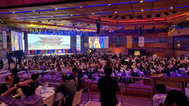 제 28차 세계한인경제인대회 개회식에서 한국 전통무용이 축하공연으로 진행되고 있다 사진인천시
