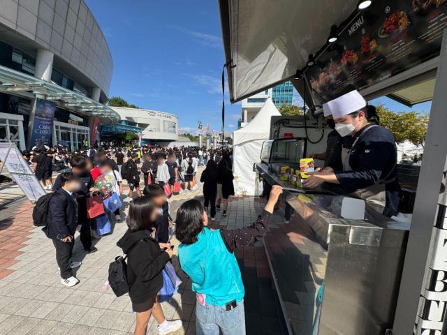 BBQ는 지난 17일 이천시청 앞 광장 일대에서 진행된 ‘2025 이천시 청소년진로체험박람회’에서 ‘찾아가는 치킨릴레이’를 진행했다 사진제너시스BBQ그룹