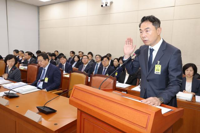정지영 현대백화점 대표이사가 21일 서울 여의도 국회에서 열린 보건복지위원회 국정감사에 출석해 선서를 하고 있다 사진연합뉴스