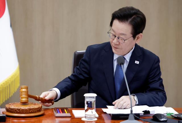 이재명 대통령이 21일 용산 대통령실에서 의사봉을 두드리며 국무회의 개회를 선언하고 있다 사진대통령실통신사진기자단