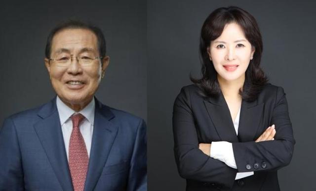 왼쪽부터 윤동한 콜마그룹 회장 윤여원 콜마비앤에이치 대표 사진각 사