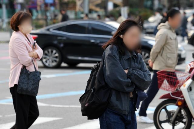 지난 20일 오전 서울 광화문광장에서 시민들이 출근하고 있다 사진연합뉴스