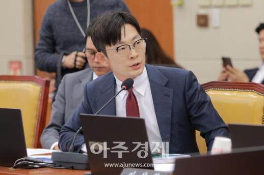 [포토] 질의하는 ​​​​​​​박충권 국민의힘 의원