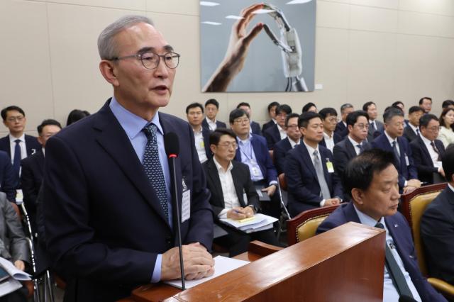 김영섭 KT 대표가 21일 국회 국정감사에서 답변하고 있다 사진연합뉴스