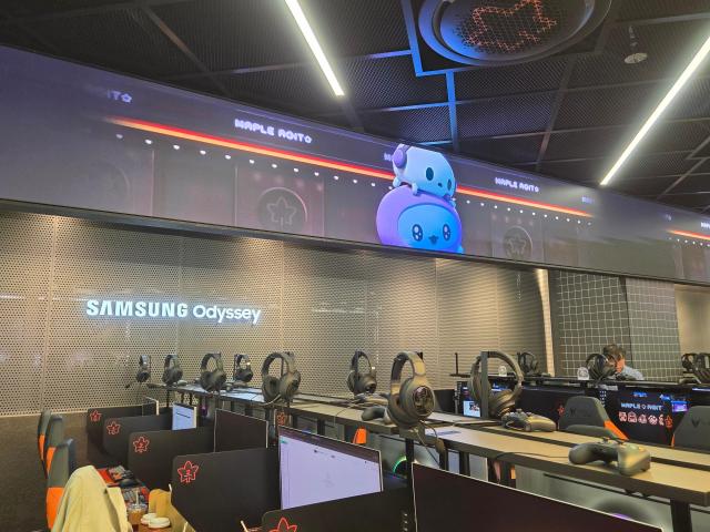넥슨이 22년 된 장수 IP ‘메이플스토리’를 테마로 서울 강남역 한복판에 PC방을 열었다 사진은 강남역 인근 위치한 메이플아지트 전경 사진선재관 기자