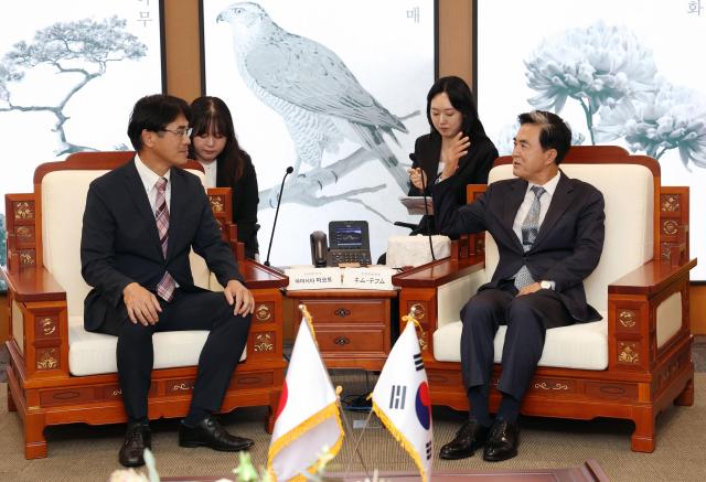 김태흠 충남도지사가 지난달 25일 도청 접견실에서 야마시타 마코토 일본 나라현지사를 만나 대화를 나누고 있다사진충남도