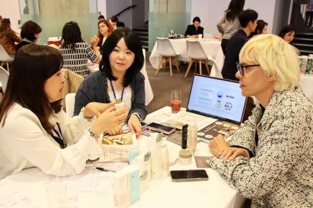 지난 5월 프랑스 파리에서 열린 브랜드 엑스포에서 국내 중소기업이 현지 유통기업과 상담하는 모습 사진롯데 